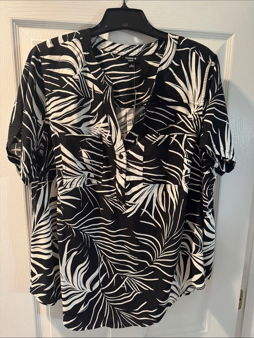 NEW with Tags Torrid Black & White Palm Print V-Neck Blouse - size 18/20 or 2